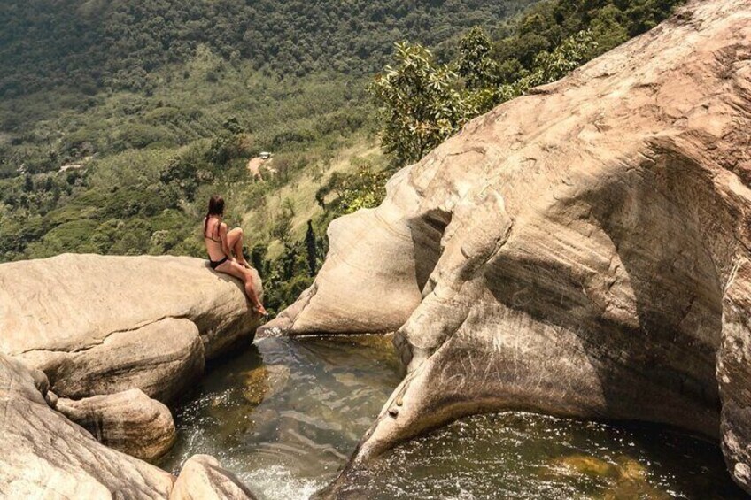  Diyaluma Waterfall & Natural Pool Bath.