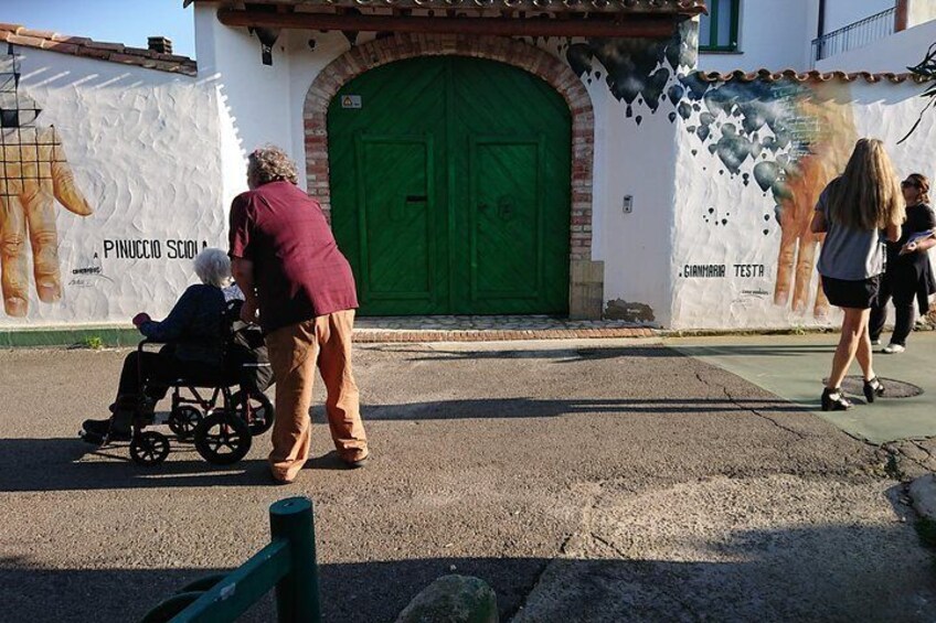 Tourists in front of the murales