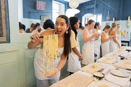 Rome: Fettuccine Pasta Class with Chef in the Heart of Trastevere
