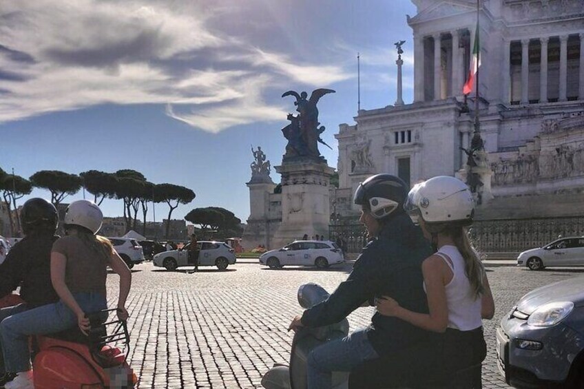 Rome by Vespa: Classic Rome Tour with Pick up