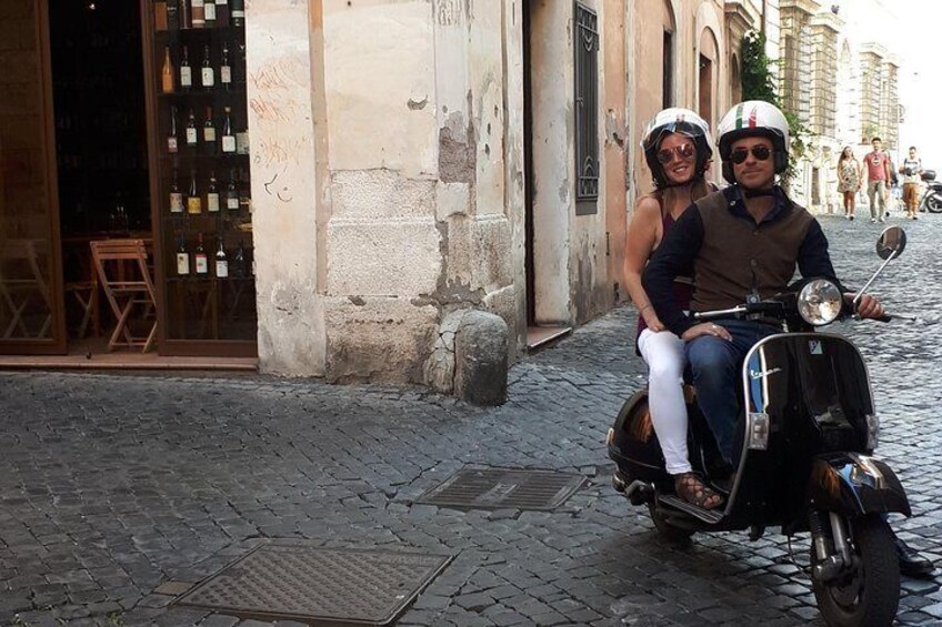 Rome by Vespa: Classic Rome Tour with Pick up
