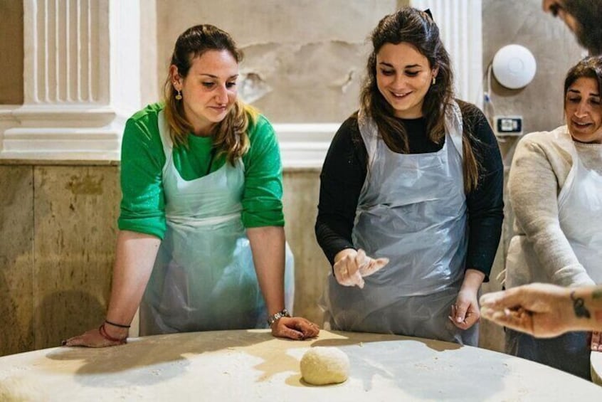 Authentic Pizza Class with Drink Included in the Center of Naples