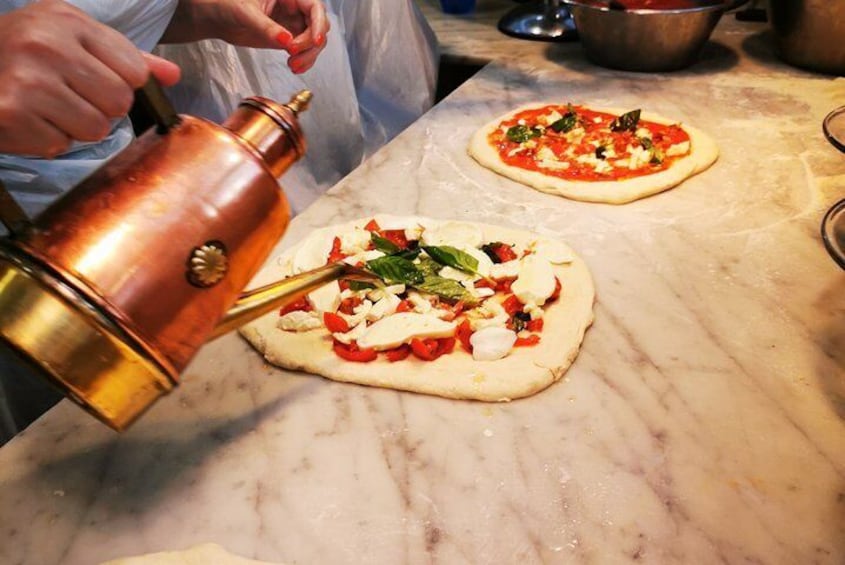 Pizza and dough lesson: choose between marinara, margherita or fried.