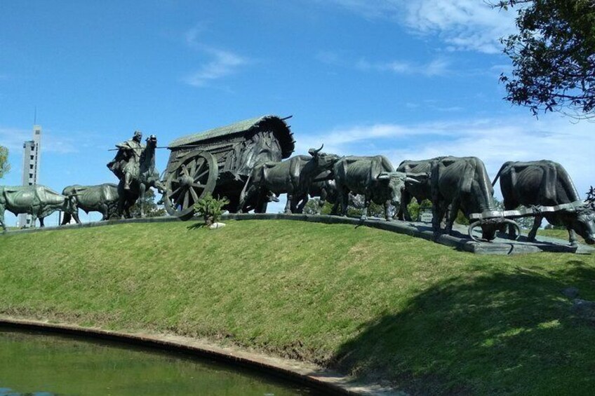 La Carreta bronze monument