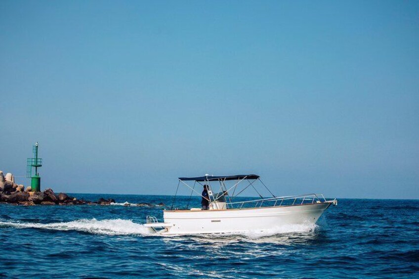 Boat tour of the island of Ischia with goiter 7.50 meters