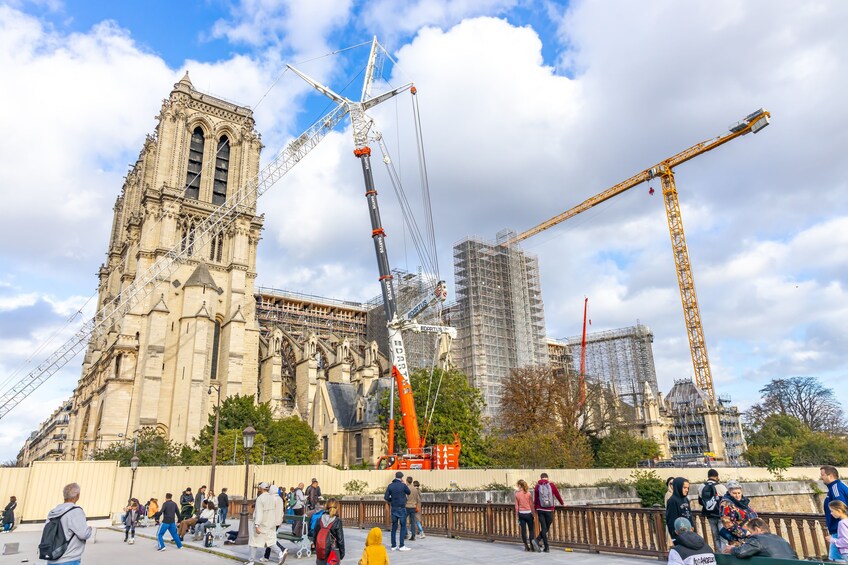 Notre Dame Island Guided Tour with Sainte Chapelle Priority Entrance Ticket