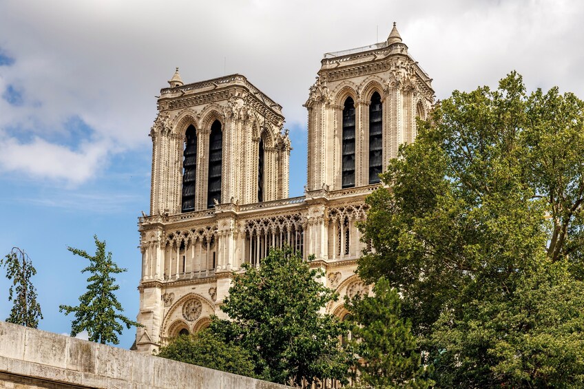 Notre Dame Island Guided Tour with Sainte Chapelle Priority Entrance Ticket