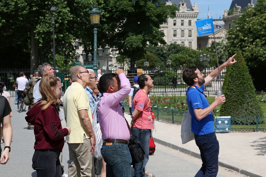 Notre Dame Island Outside Tour with Sainte Chapelle Entrance Ticket