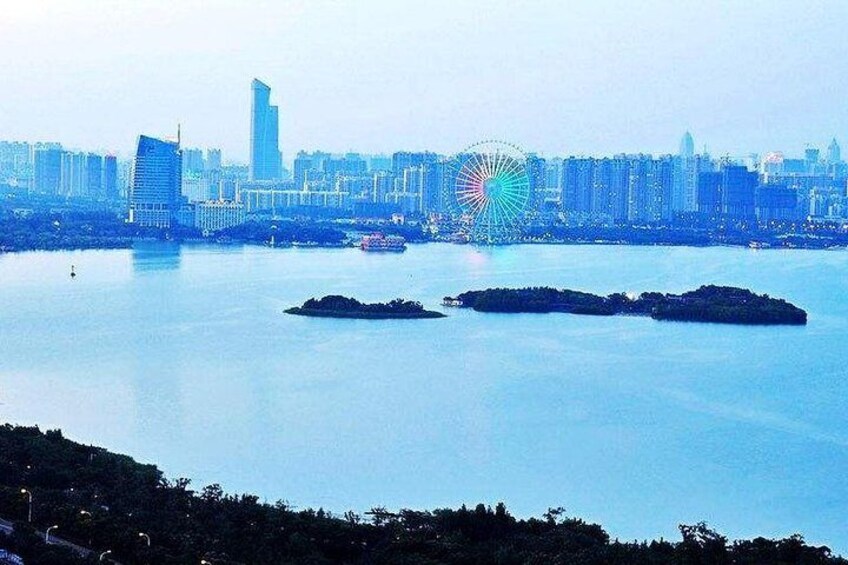 Private Night Tour of Wuxi Taihu Lake with Ferries Wheel and Nanchang Old Street