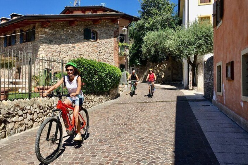 Bike tour Between the Vineyards and Wine Tasting in Lazise