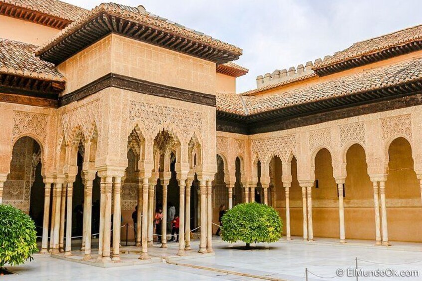 Alhambra palace Private tour with private local guide and admission tickets