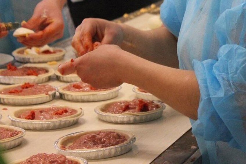 Show item 1 of 8. Gastronomic Workshop: preparation of the Meatloaf
