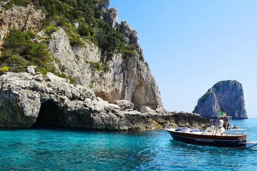 Tour of Capri by private boat