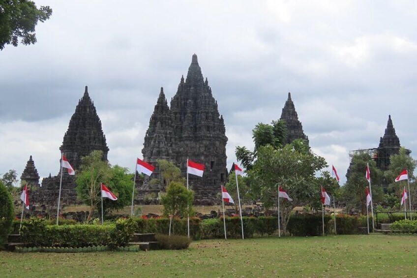 Borobudur & Prambanan temple with English/France/Italian guide