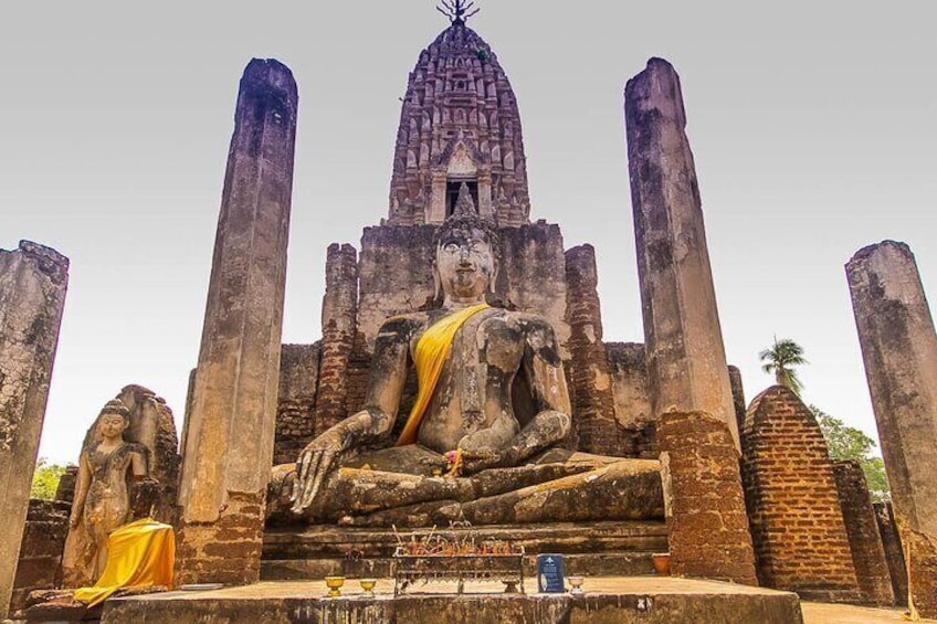 Continue the journey to Wat Phra Si Ratana Maha That, a significant Buddhist temple housing a revered Buddha image