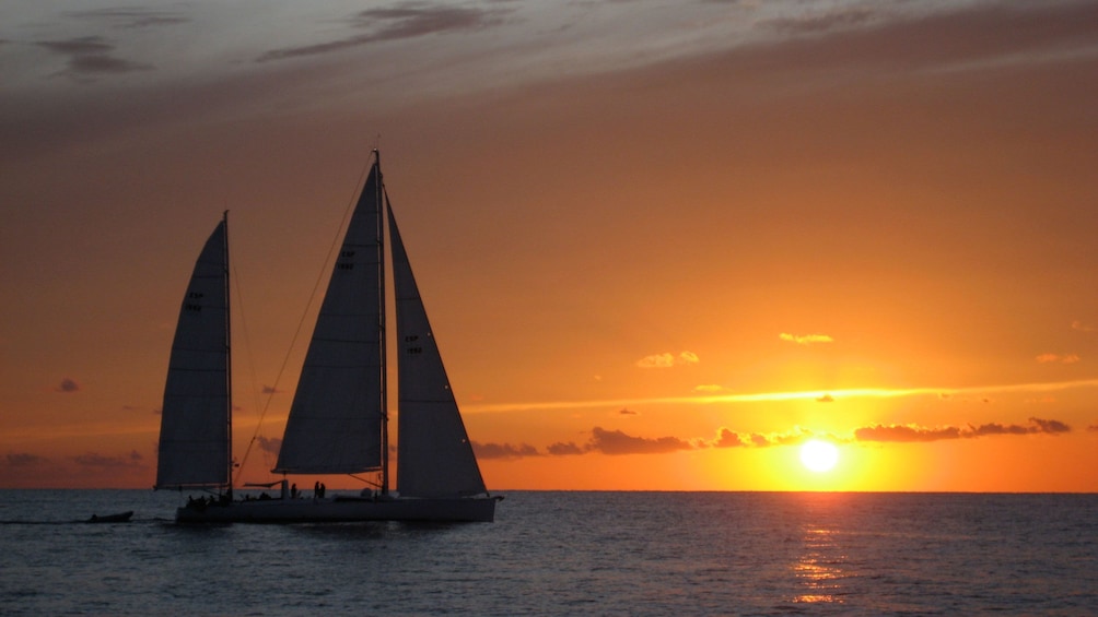 Ver elemento 1 de 5. sailboat passengers looking at the sunset at sea in Barcelona