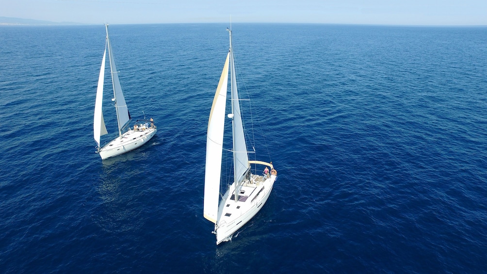 Ver elemento 4 de 5. two boats sailing along each other in Barcelona