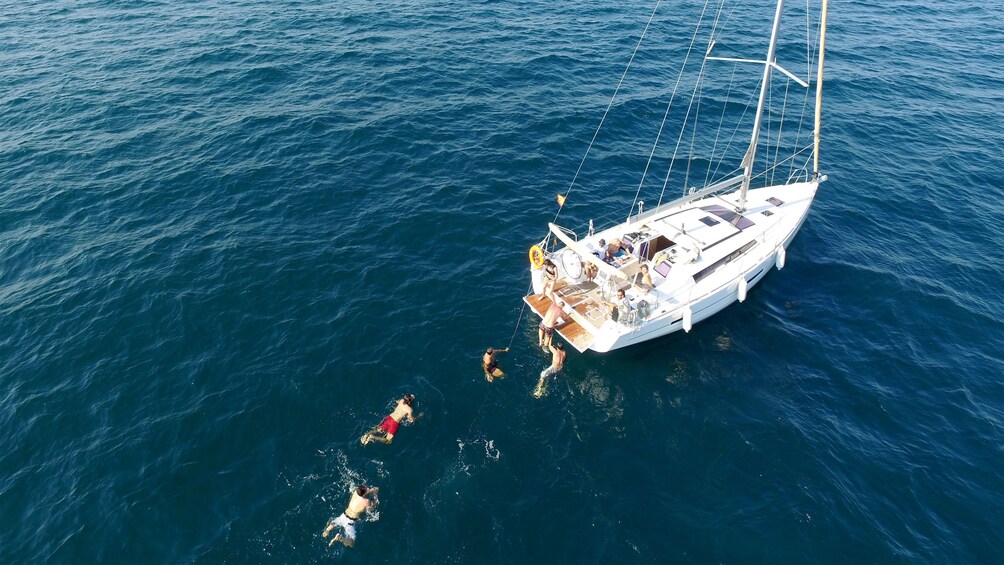 Ver elemento 2 de 5. group playing in the water near anchored sailboat