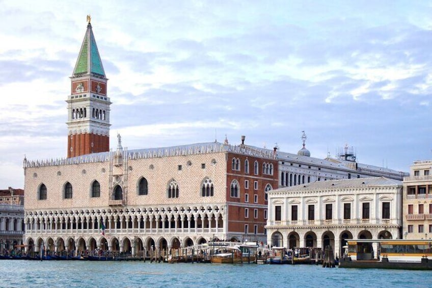 Private boat transfer from hotels in Venice to the Cruise Terminal
