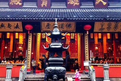 3-Hour Shanghai Jade Buddha Temple Tour with Calligraphy Experience