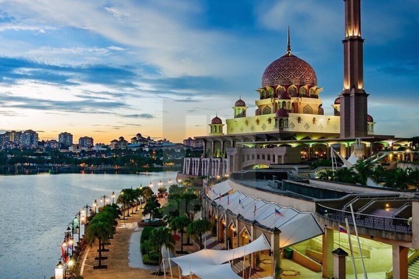 Putrajaya Tour By Night with Putra Lake Cruise
