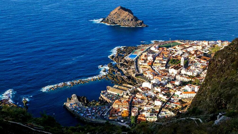 Foto 2 van 5. Coastal town near Teide National Park