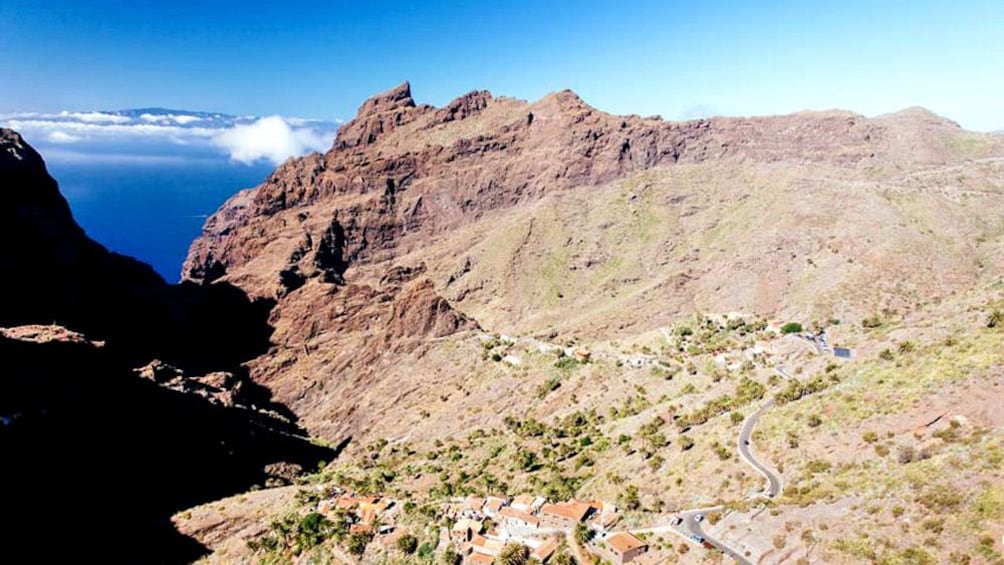 Foto 3 van 5. Small town next to a mountain in Teide National Park