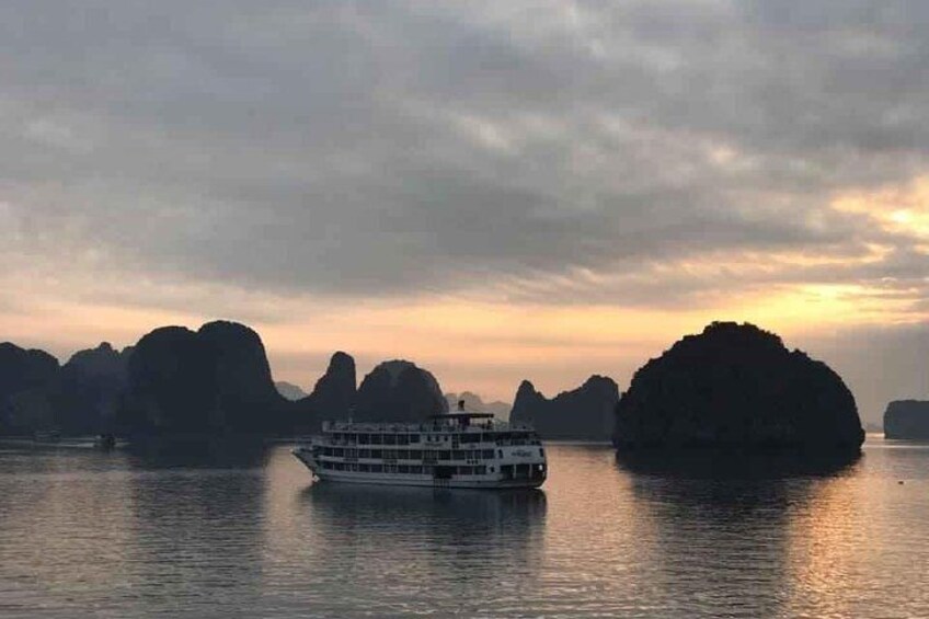 Full-Day Ha Long Bay & Lan Ha Bay Cruise with Hotel Pickup