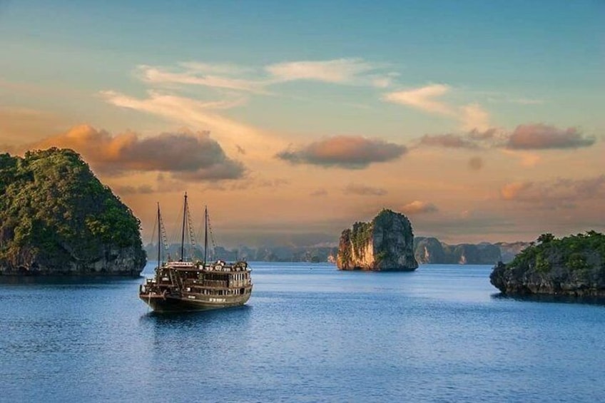 Ha Long Bay Overnight Cruise from Ha Noi
