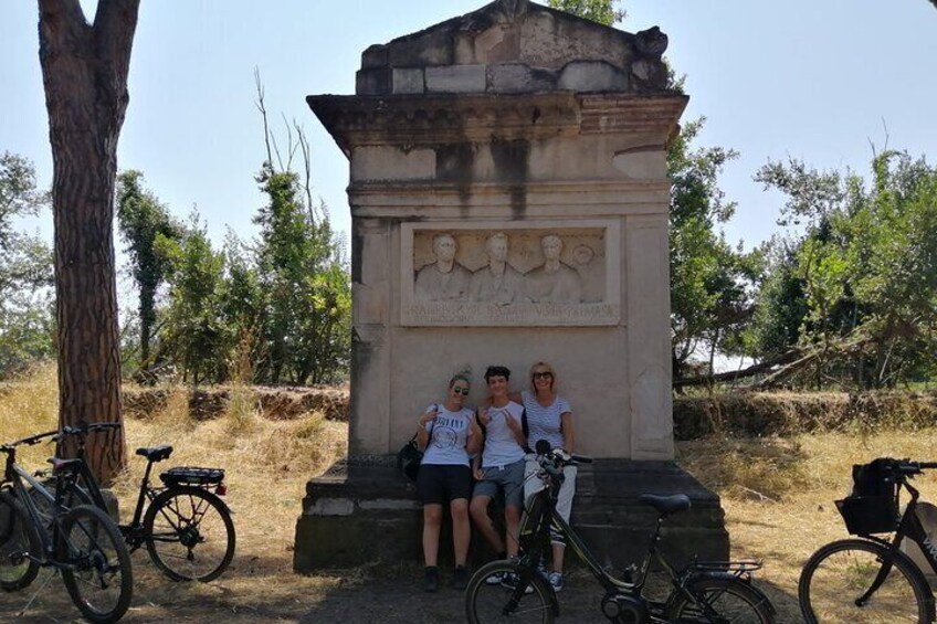 Private e-Bike Tour - Appian Way, Catacombs and Aqueducts