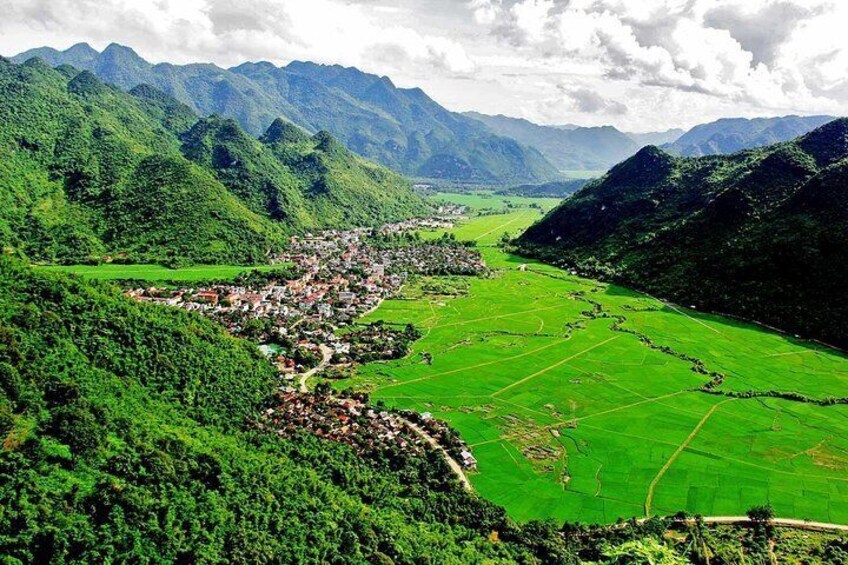 Mai Chau classic tour: Ban Lac - cave - local market, plus free city tour