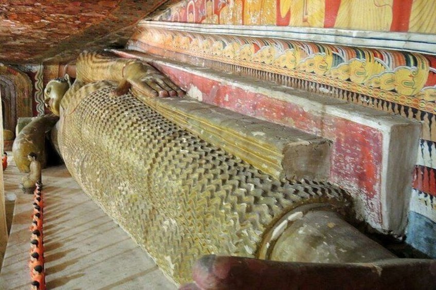 Reclining Buddha Statue in Pilikuttuwa