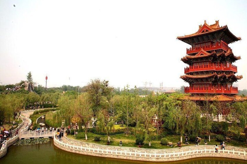 Private Half-Day Walking Tour of Kaifeng Millennium City Park 