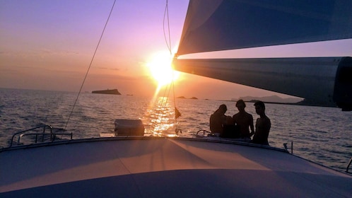 Katamaranfahrt bei Sonnenuntergang mit Abendessen