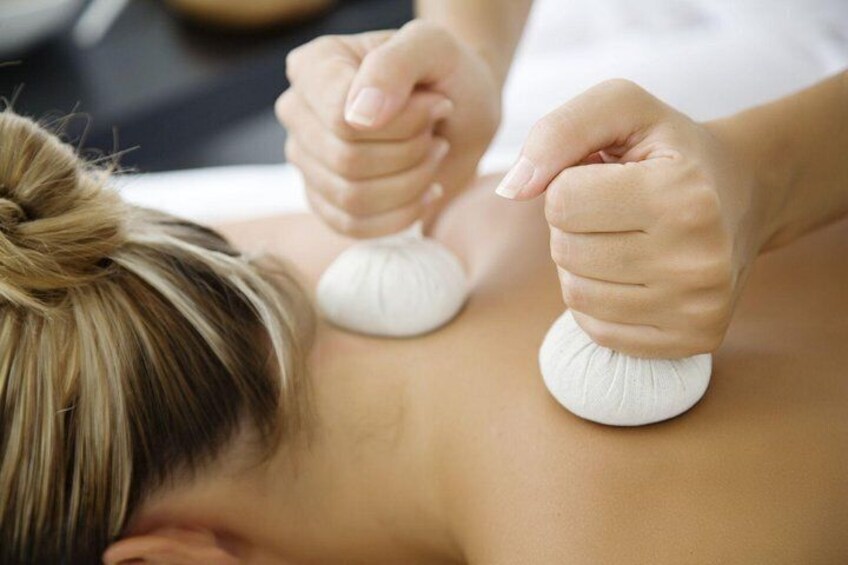 Thai & Oil massage with Herbal Compress ball class and treatment.