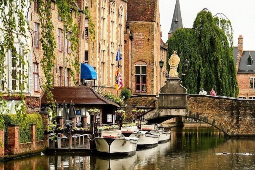 Full Day Private Tour to Medieval Brugge with a Licensed Guide and Limo Driver 