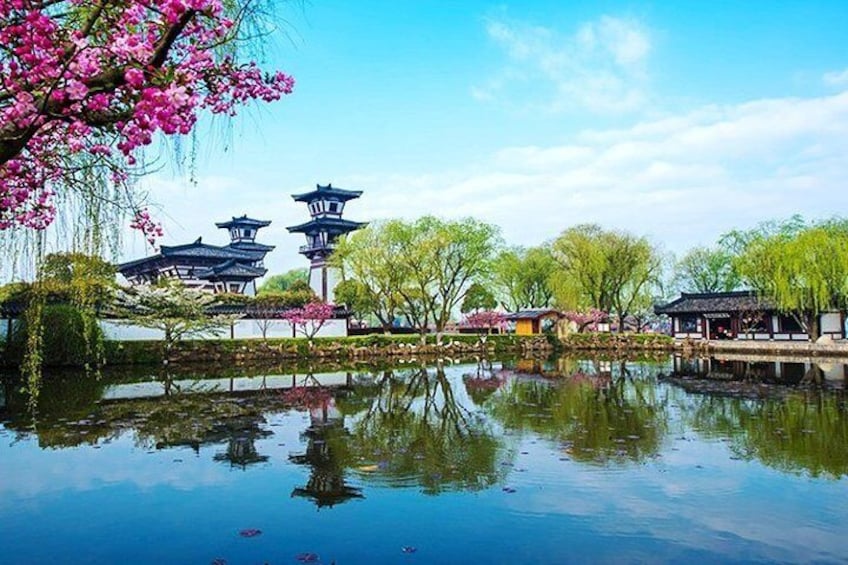 Wuxi Private Day Tour with Lingshan Buddhist Scenic Spot and Sanguo City
