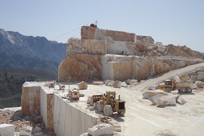 Tour of the Carrara quarries and artistic laboratories of Pietrasanta