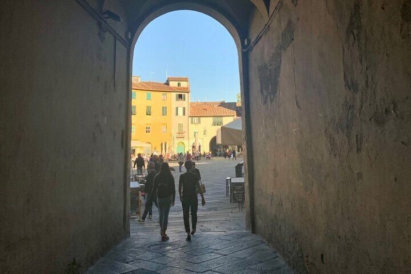 Pisa, Lucca and Tuscany Private Tour from Livorno
