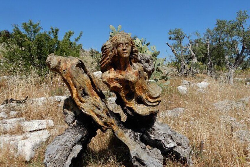 Sculpture on the trunk of a dead tree.