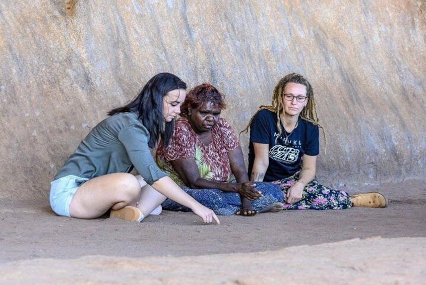 Discover Uluru: Aboriginal Art & Culture 4.5 Hours Tour