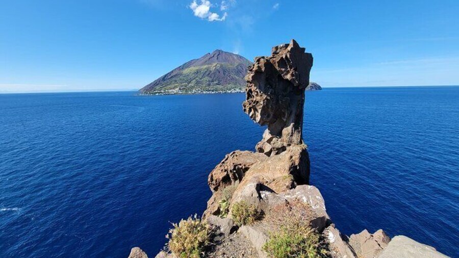 Exclusive tour of Stromboli island, Boat tour with Pasqualo