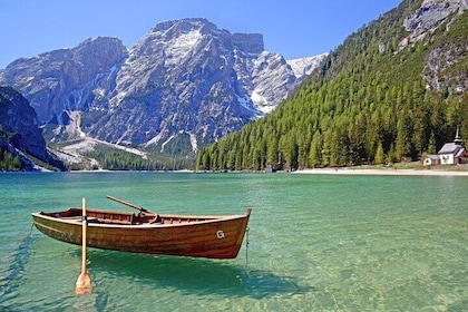 Dolomiterna och sjön Braies från Venedig