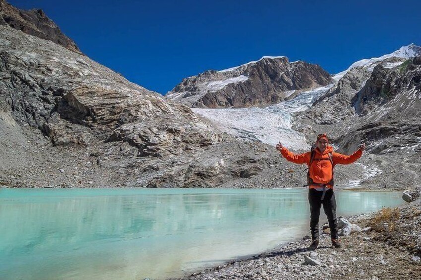 Route to the glacier to practice mountaineering