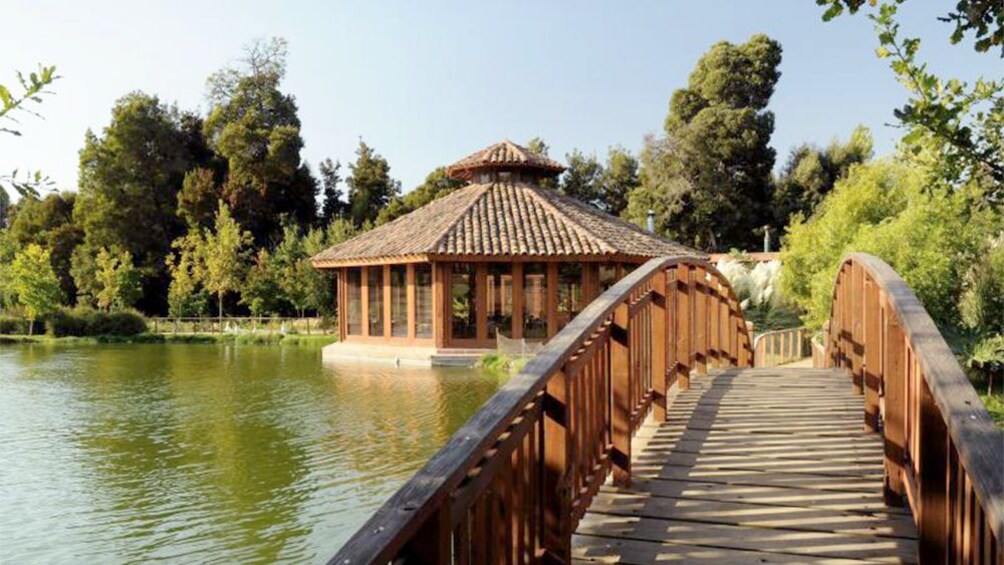 Carregar foto 2 de 6. Landscape view of bridge and lake.