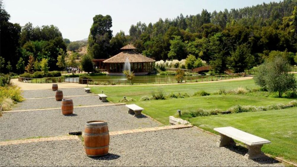 Carregar foto 1 de 6. Courtyard of resort with benches and manicured lawn.