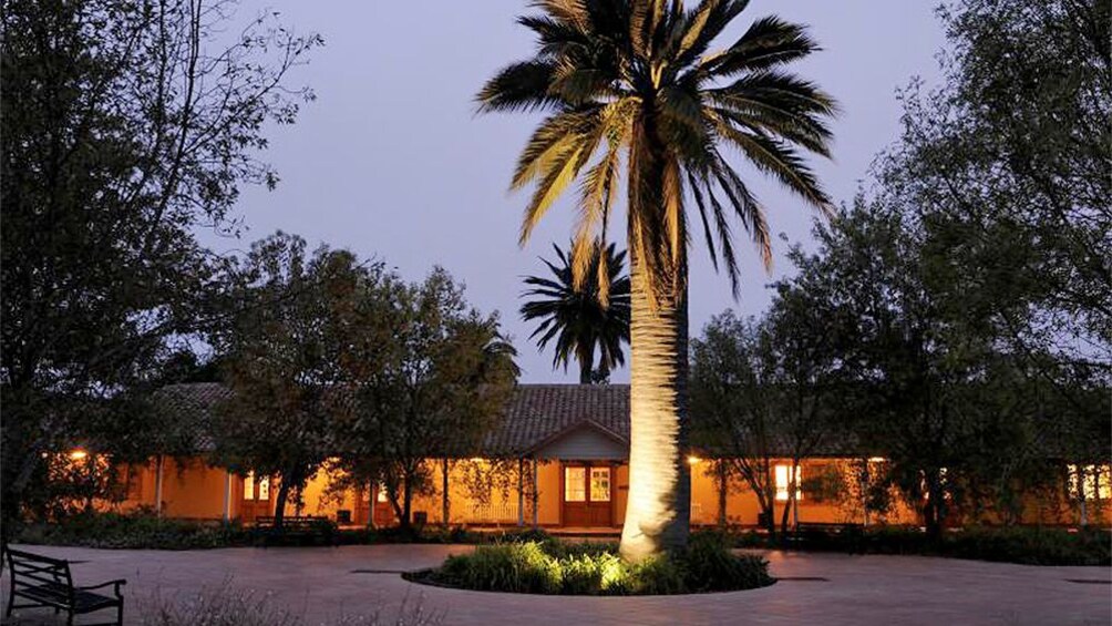 Carregar foto 5 de 6. Courtyard view of building in the evening.