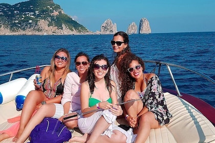 Crucero de un día a Capri desde Sorrento con natación y vistas impresionant...