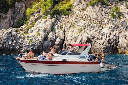 Crucero de un día a Capri desde Sorrento con natación y vistas impresionant...