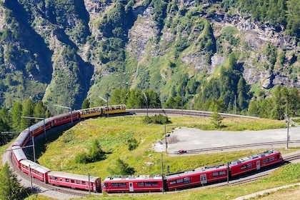 Fahrt mit dem Mailänder Bernina-Panoramazug durch die Schweizer Alpen. Klei...